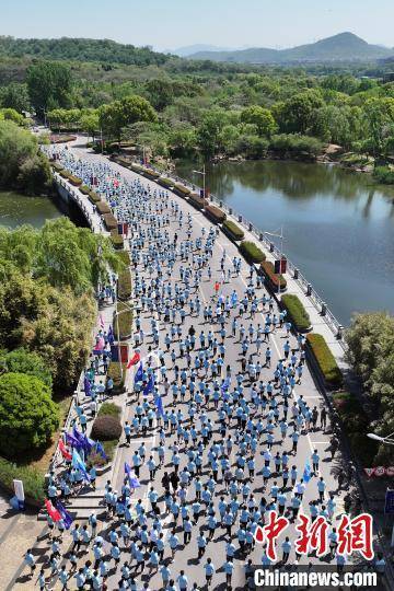 皇冠信用盘需要押金吗_南京邮电大学五千余师生校友奔跑校园“薪火传·踏歌行”