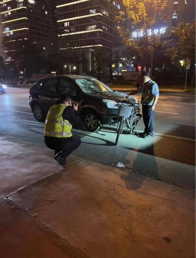 皇冠登3代理申请_六旬男子骑车被越野车撞飞皇冠登3代理申请，女儿发帖：肇事司机是退休法官