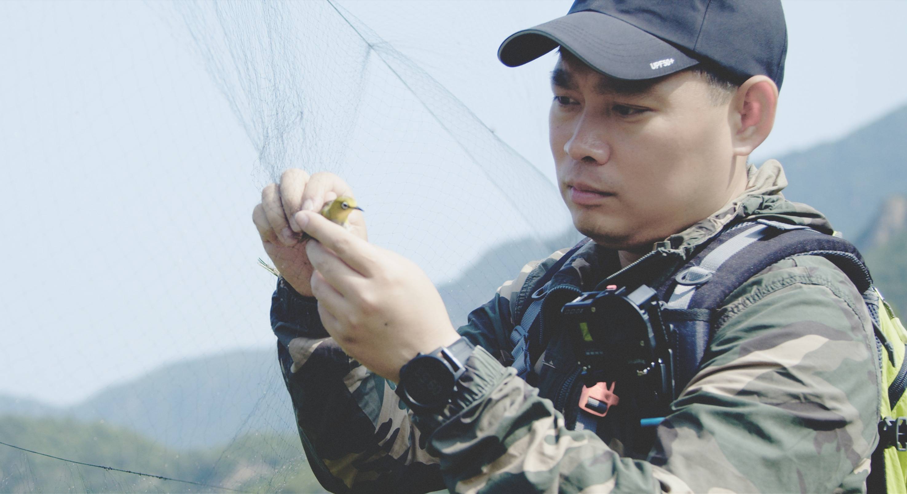 皇冠皇冠足球平台_森林警察韩孟祺：乔装成驴友潜伏密林中皇冠皇冠足球平台，抓获“粘鸟”嫌疑人