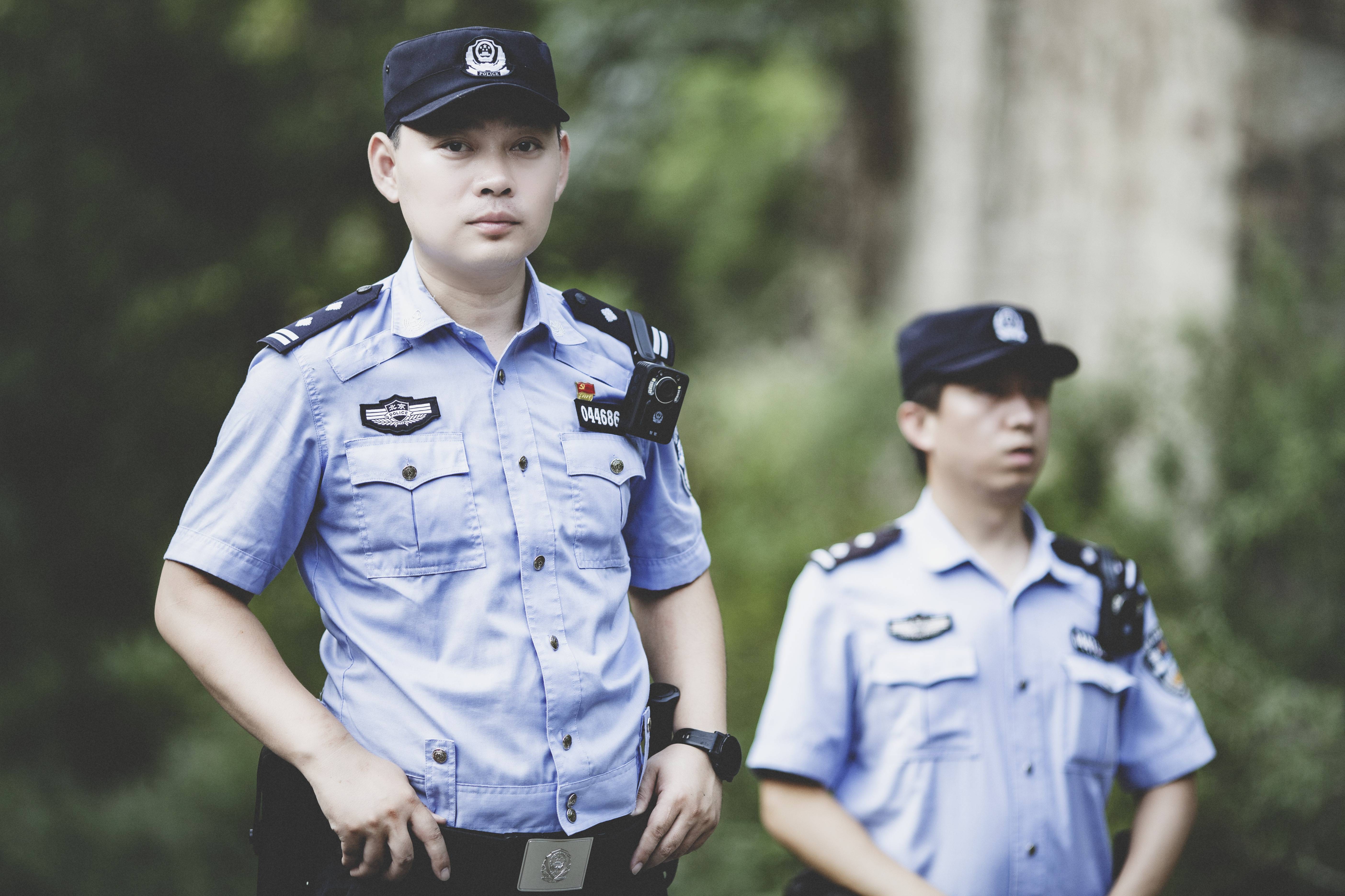 皇冠皇冠足球平台_森林警察韩孟祺：乔装成驴友潜伏密林中皇冠皇冠足球平台，抓获“粘鸟”嫌疑人