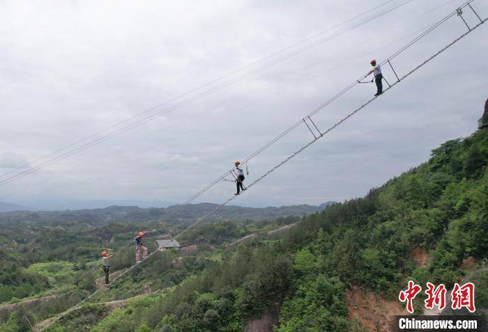 皇冠信用网注册账号_湖南岳阳全长300米“绝壁天梯”建成 游人体验惊险刺激