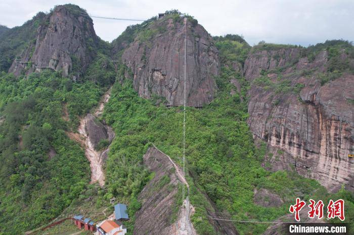 皇冠信用网注册账号_湖南岳阳全长300米“绝壁天梯”建成 游人体验惊险刺激