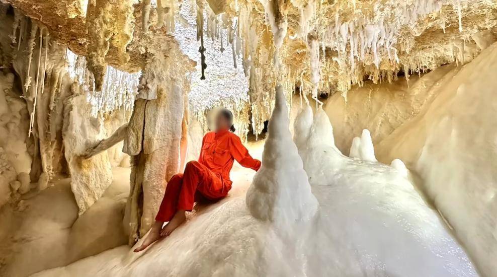 皇冠足球平台代理_女子赤脚踏入4.8亿年“地下水晶宫晶花池” 拍照皇冠足球平台代理，当地官方回应：其为招商对象，目前洞穴已封闭