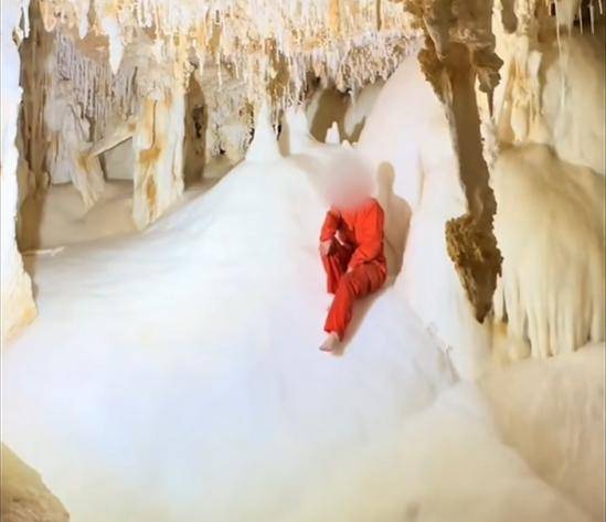 皇冠足球平台代理_女子赤脚踏入4.8亿年“地下水晶宫晶花池” 拍照皇冠足球平台代理，当地官方回应：其为招商对象，目前洞穴已封闭