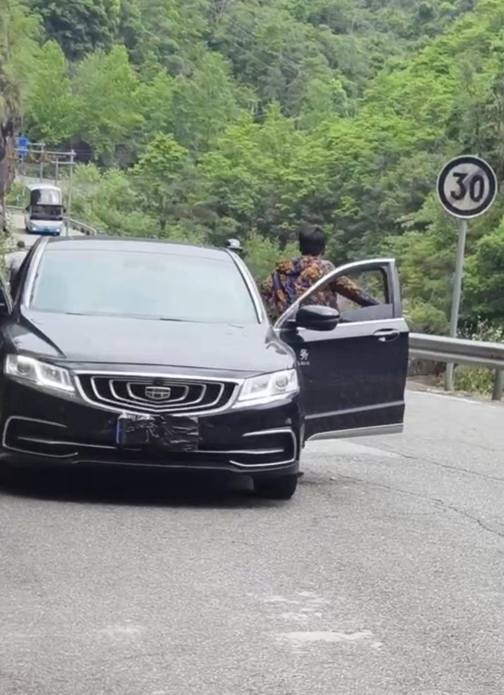 皇冠登3管理出租_网友称风景区内“公务车”遮挡前后牌；永嘉交警：已关注皇冠登3管理出租，正核实