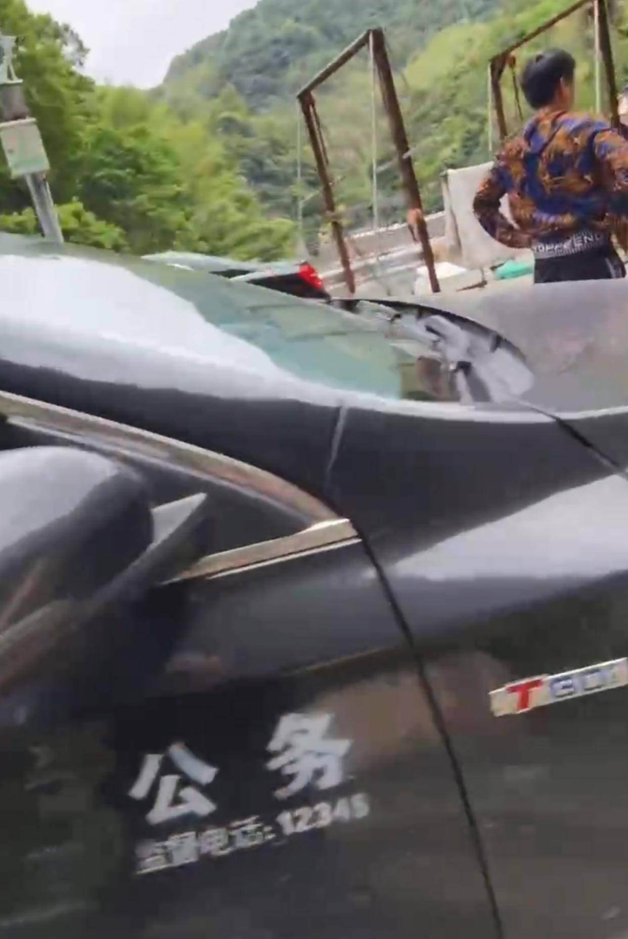 皇冠登3管理出租_网友称风景区内“公务车”遮挡前后牌；永嘉交警：已关注皇冠登3管理出租，正核实