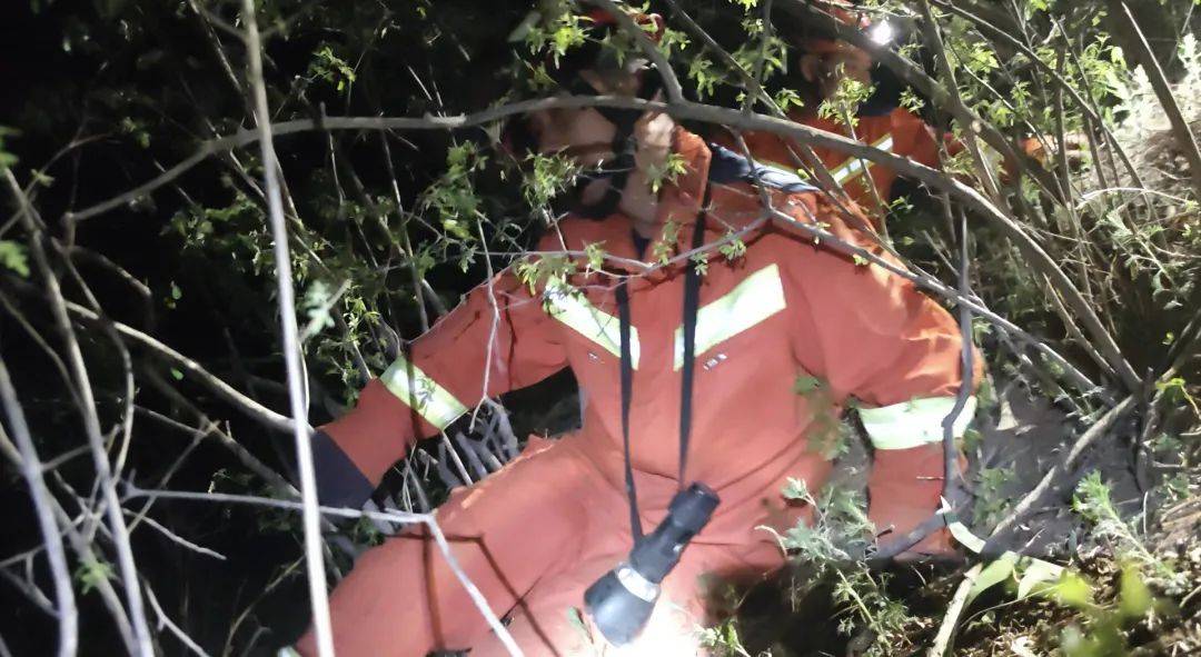 怎么开皇冠信用盘_北京一女子带娃爬野山怎么开皇冠信用盘，儿子“知难而退”，母亲深夜被困山顶悬崖！