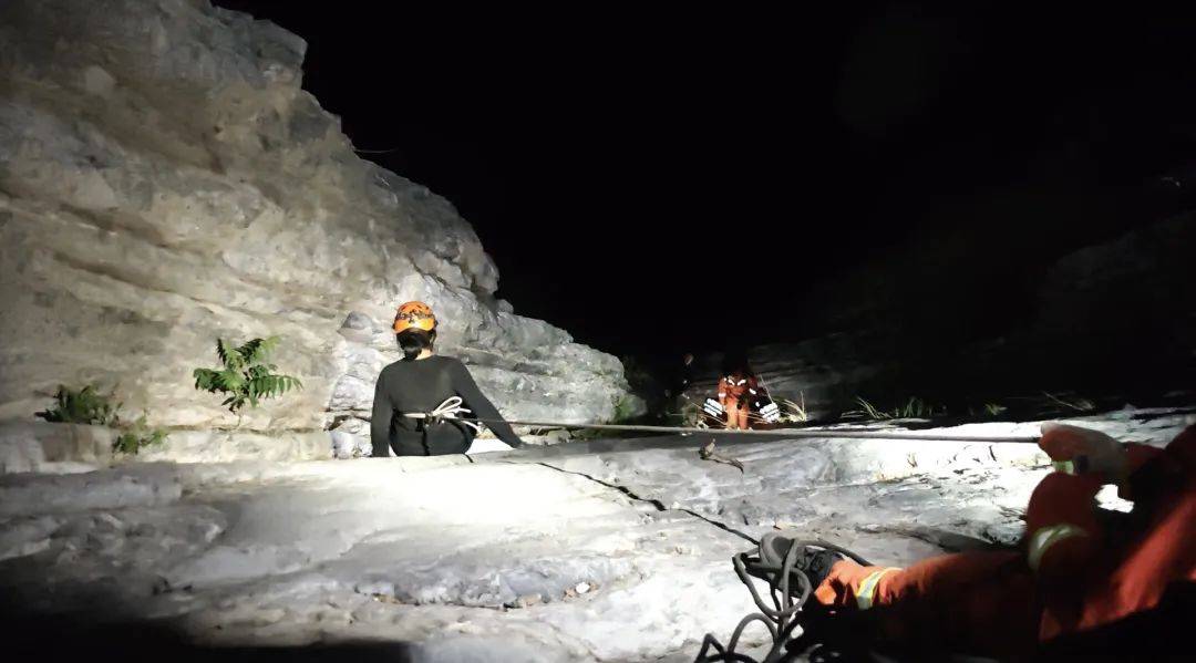 怎么开皇冠信用盘_北京一女子带娃爬野山怎么开皇冠信用盘，儿子“知难而退”，母亲深夜被困山顶悬崖！