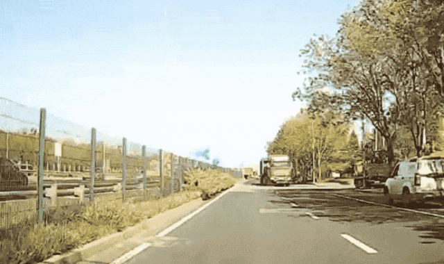 皇冠信用盘结算日_吓得手直抖皇冠信用盘结算日！两货车在北京高速出口突然逆行掉头！