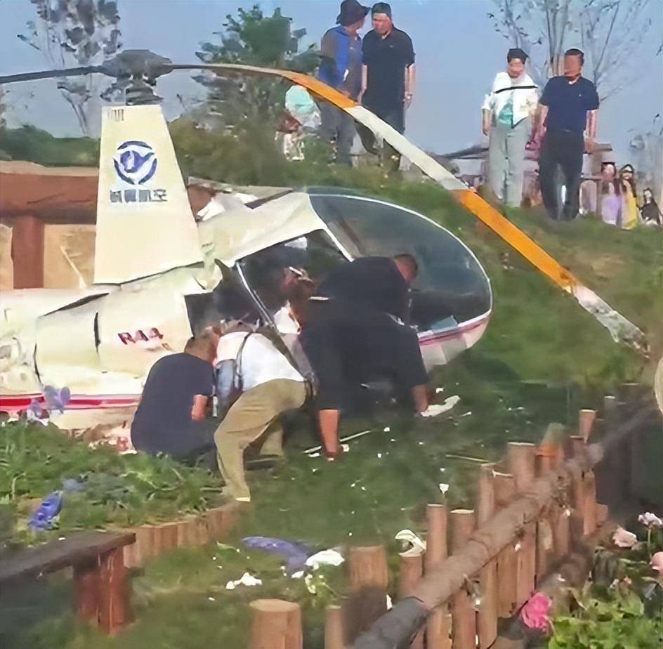 皇冠信用盘开户_苏州太湖直升机迫降皇冠信用盘开户，救援人员奋力从机舱里抢救人员