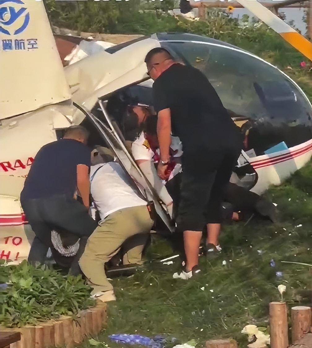 皇冠信用盘开户_苏州太湖直升机迫降皇冠信用盘开户，救援人员奋力从机舱里抢救人员