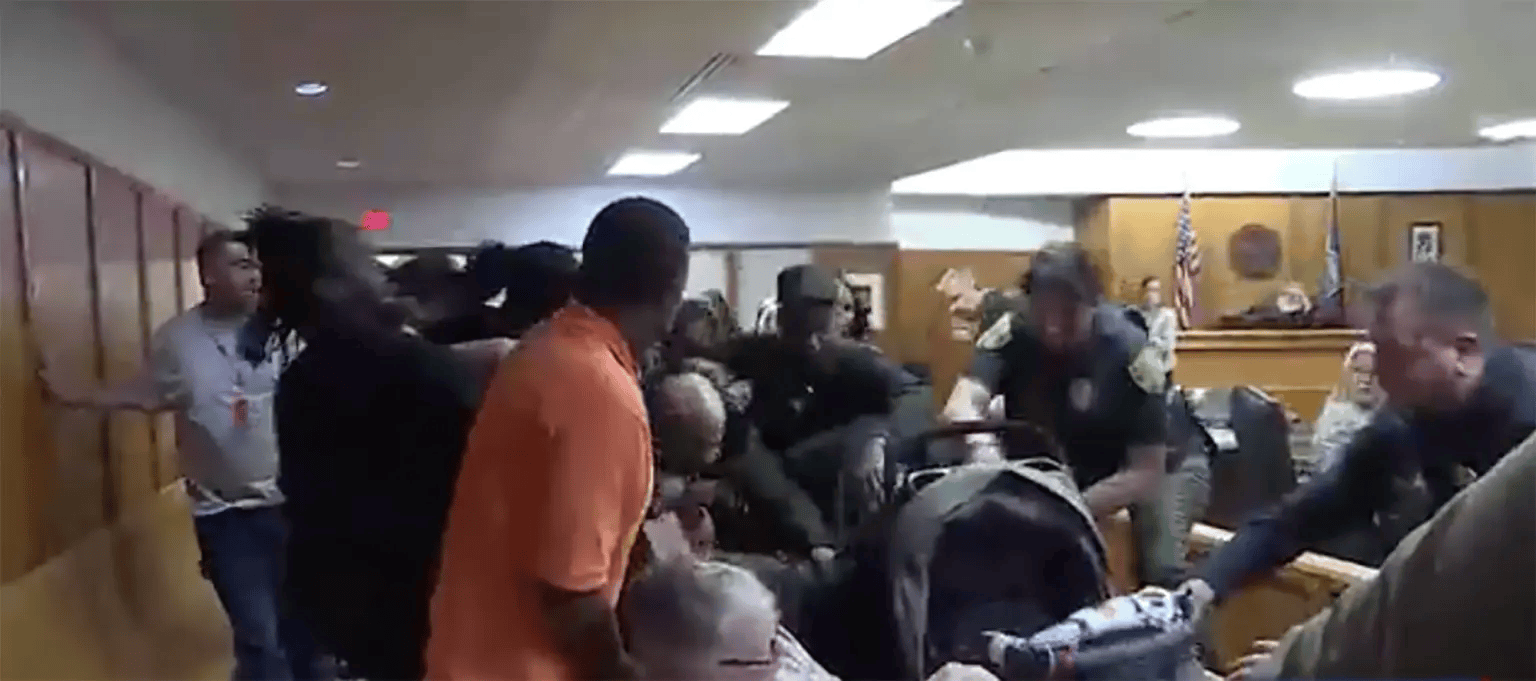 皇冠信用盘账号_美国14岁男孩被杀皇冠信用盘账号，其母亲与凶手家人在法庭上爆发激烈斗殴