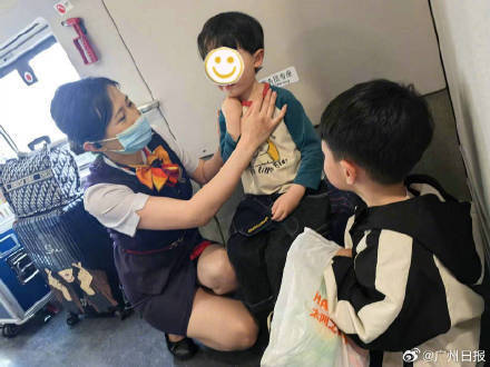 皇冠信用盘会员申请网址_母亲下车透气错过上车遗留两小孩皇冠信用盘会员申请网址，7小时后到站爸爸来接