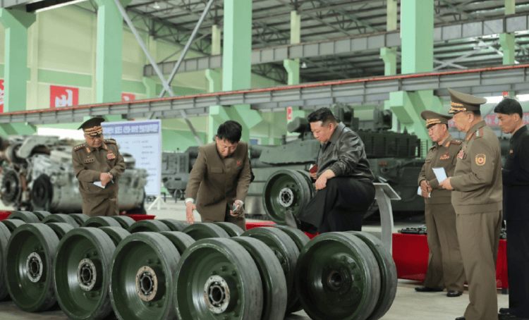 皇冠信用盘是什么意思_金正恩“跪地”察看皇冠信用盘是什么意思，朝鲜“钢铁猛兽”亮相