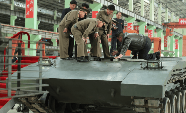 皇冠信用盘是什么意思_金正恩“跪地”察看皇冠信用盘是什么意思，朝鲜“钢铁猛兽”亮相