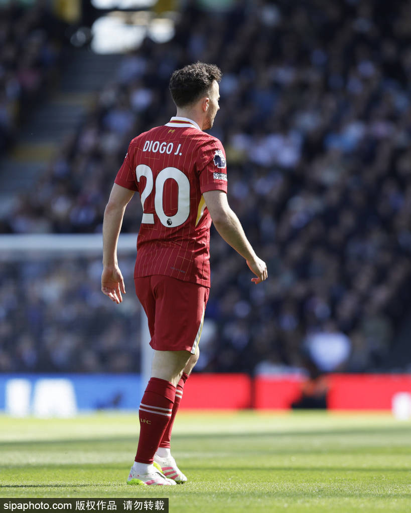 皇冠信用盘平台_利物浦主帅斯洛特力保基耶萨获英超冠军奖牌