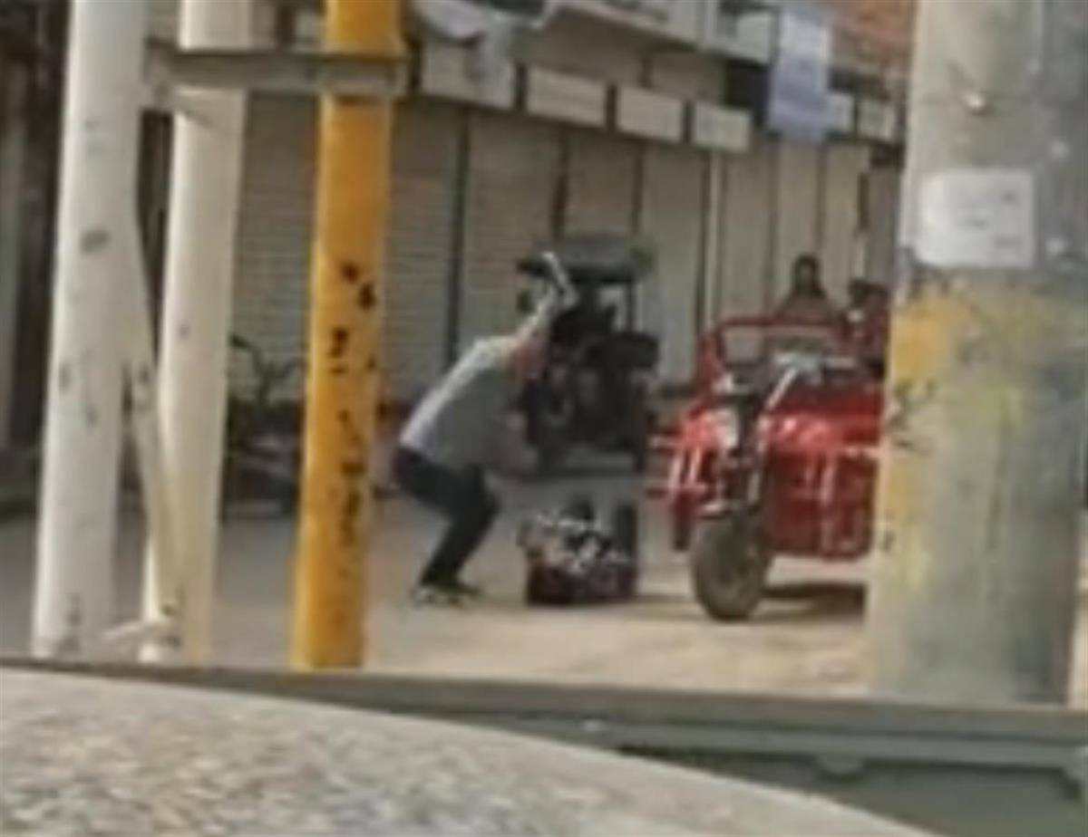 皇冠信用盘平台代理_西安一男子当街踢打女子皇冠信用盘平台代理，官方：两人系夫妻，因家庭矛盾发生口角