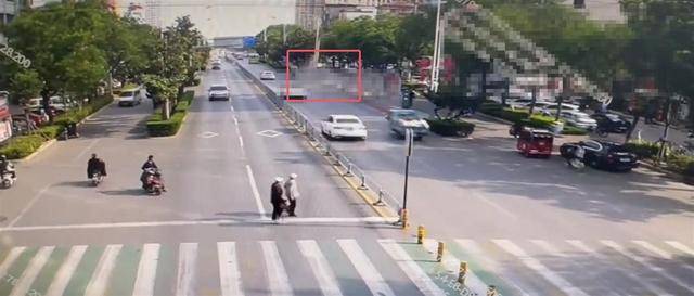 皇冠信用盘代理_山东滕州一车辆撞向公交站台致多人倒地皇冠信用盘代理，案件已移交刑警