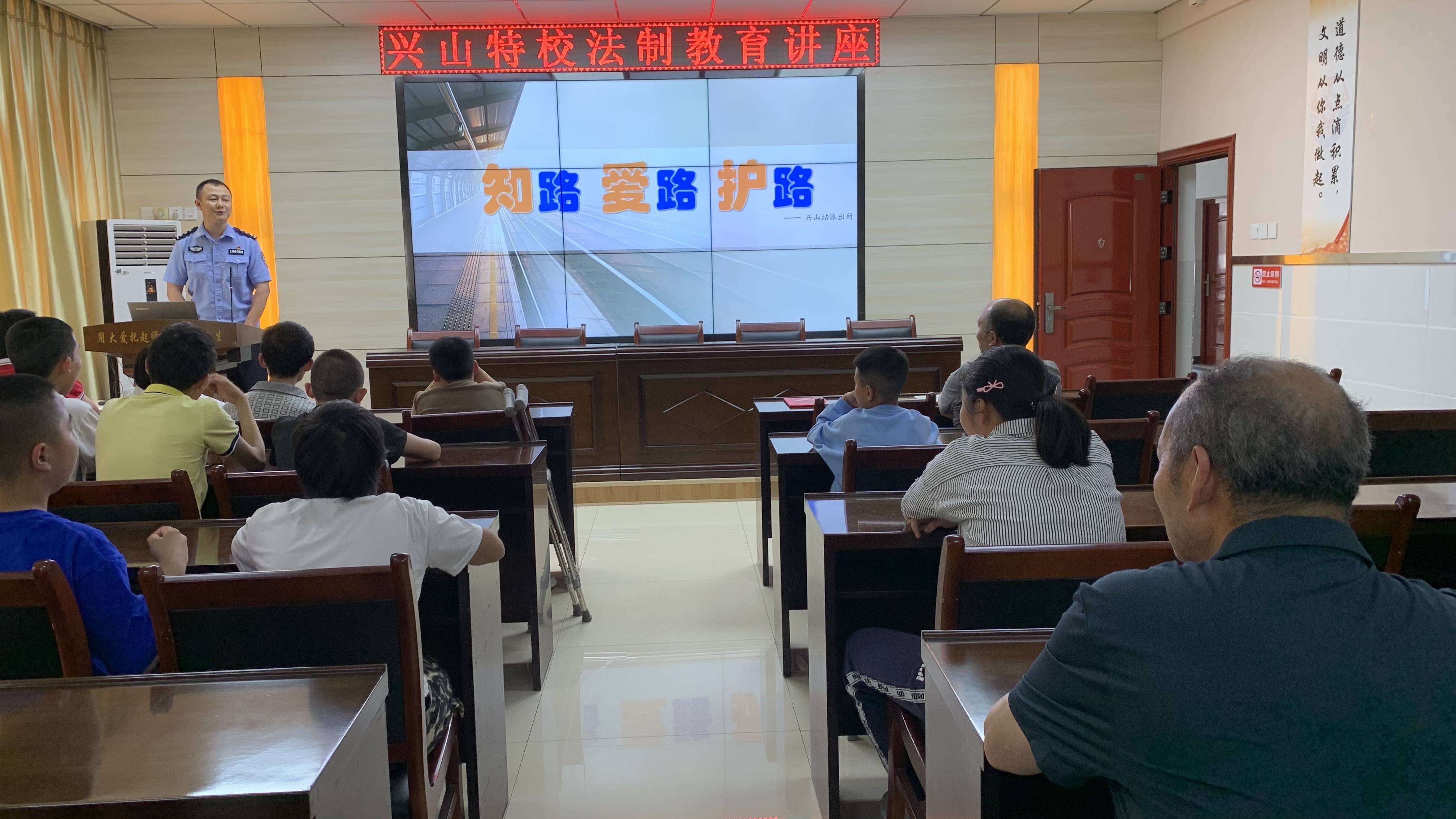 皇冠信用网登2代理_爱心守护——兴山站派出所开展法制安全宣传