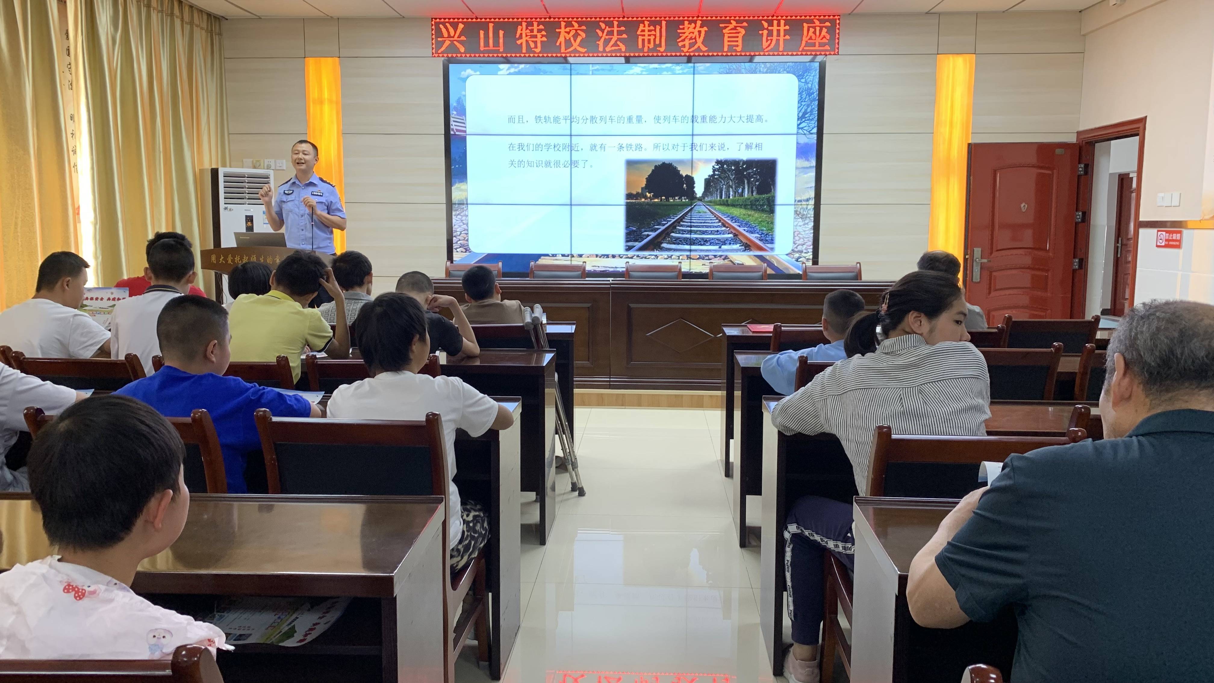 皇冠信用网登2代理_爱心守护——兴山站派出所开展法制安全宣传