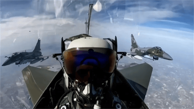 皇冠足球管理平台出租_前线传回战报！歼10C“苍蝇盔”罕见露面皇冠足球管理平台出租，飞行员看哪打哪