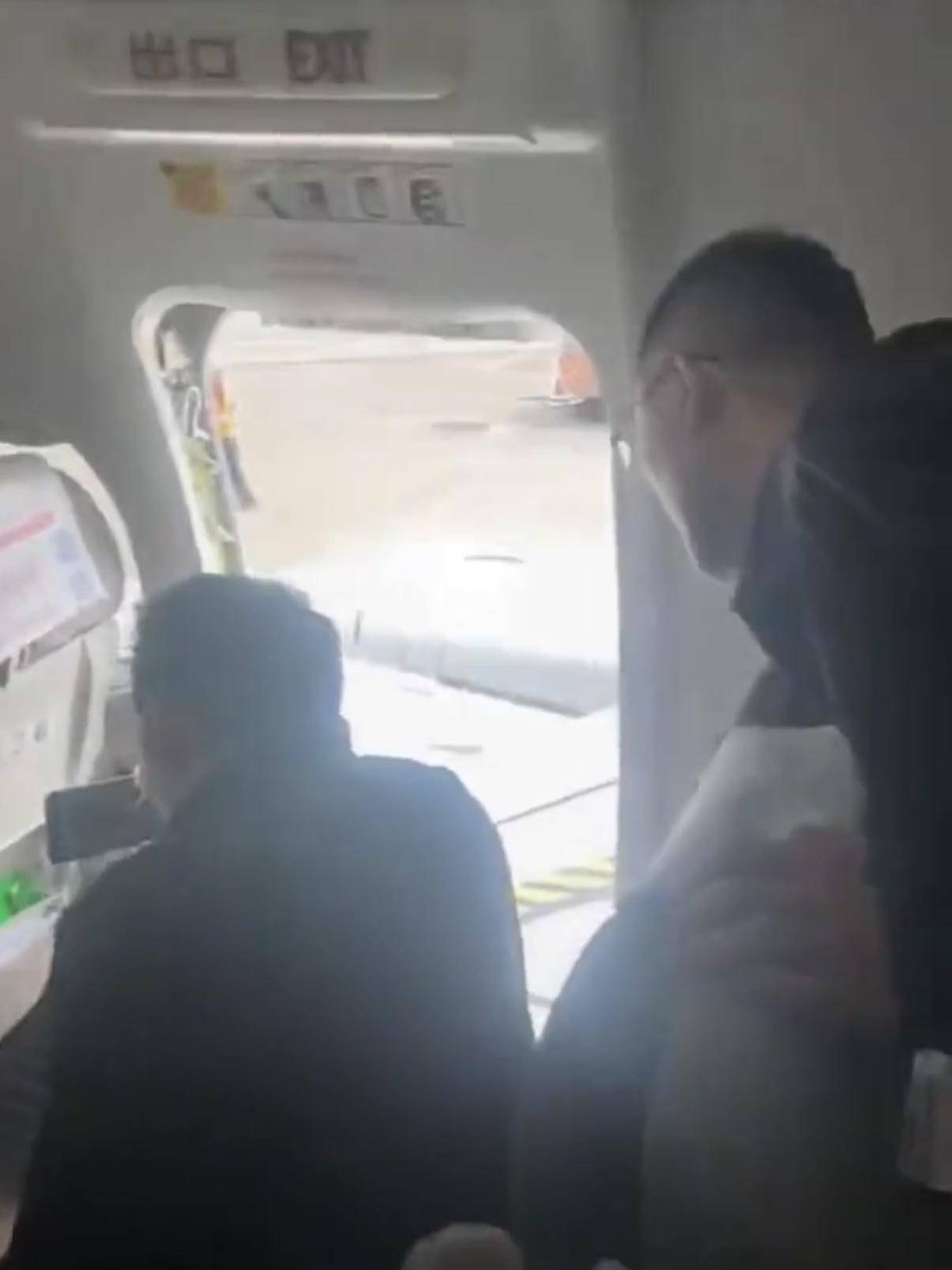 皇冠信用網_东航一客机应急出口被打开皇冠信用網！机场回应：涉事乘客已被警方带走