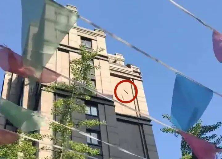 皇冠信用網开户_上海一男子为图方便将木材从11楼扔下皇冠信用網开户，被警方采取刑事强制措施