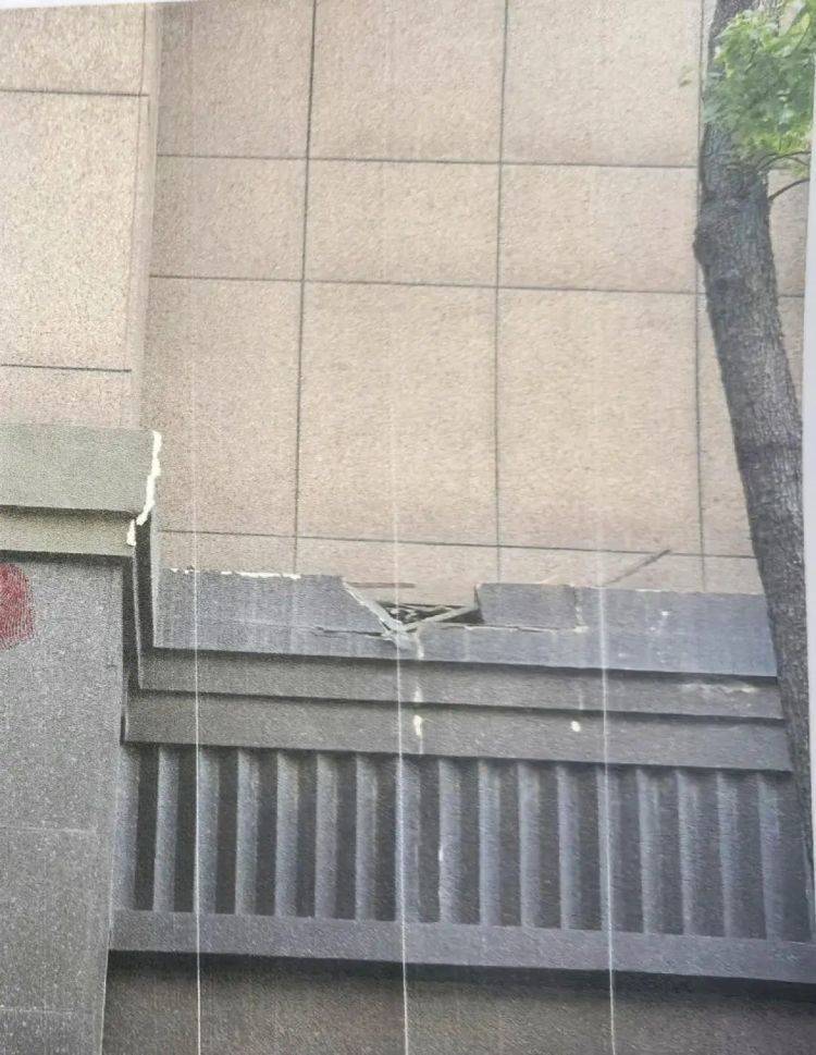 皇冠信用網开户_上海一男子为图方便将木材从11楼扔下皇冠信用網开户，被警方采取刑事强制措施