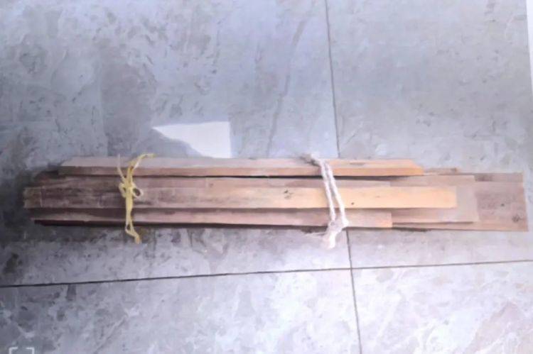 皇冠信用網开户_上海一男子为图方便将木材从11楼扔下皇冠信用網开户，被警方采取刑事强制措施