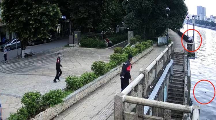 皇冠信用網APP下载_男子用鱼线精准钩住老人裤腿皇冠信用網APP下载，救起七旬落水阿婆