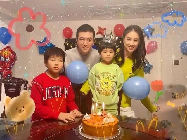 体育皇冠信用網_杨子分享喜讯：恭喜女儿海润伯克利音乐学院毕业