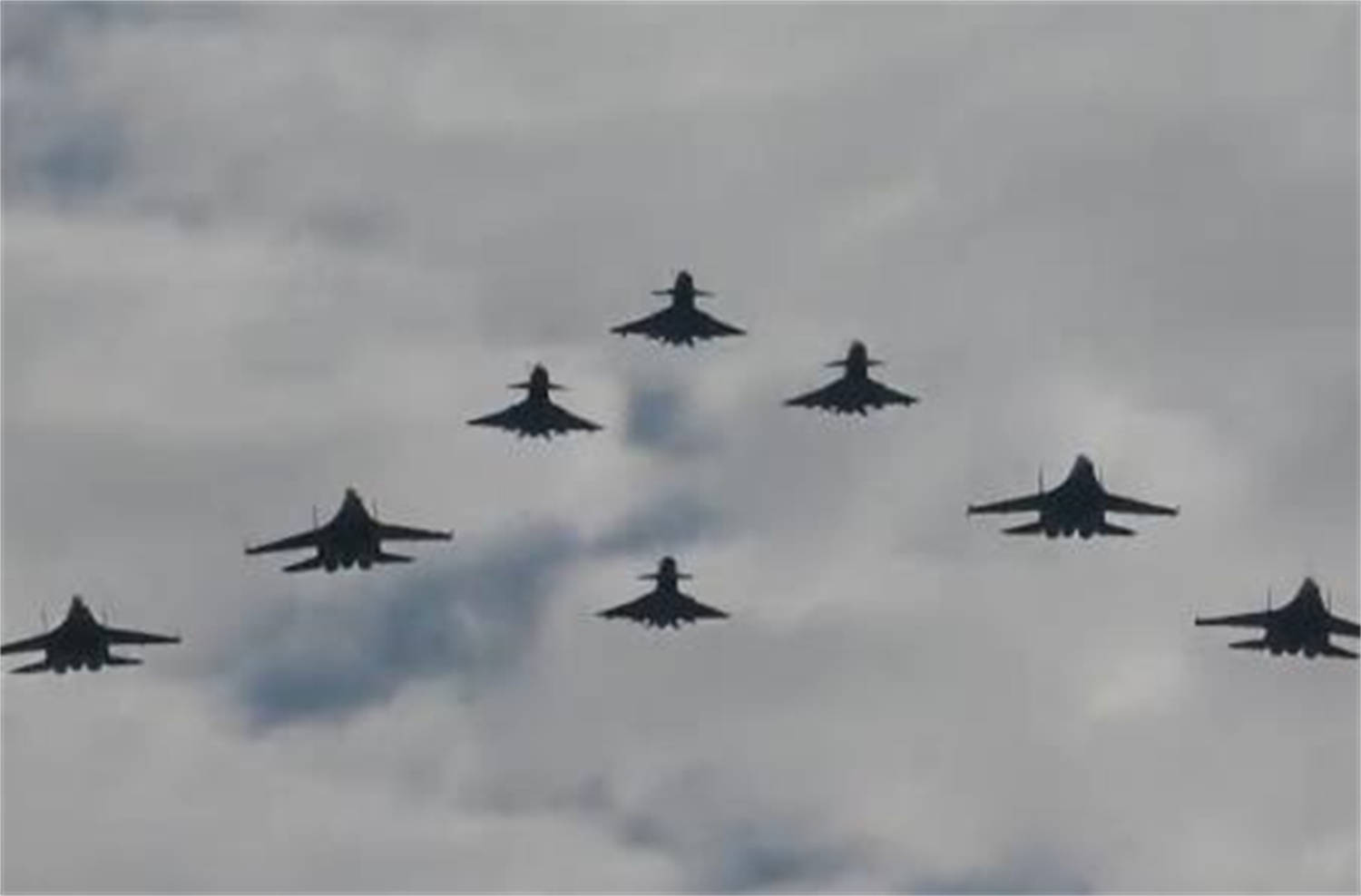 如何申请到皇冠信用網_印被中式武器打服如何申请到皇冠信用網，解放军发布歼10C大片，绿媒点赞，民进党沉默