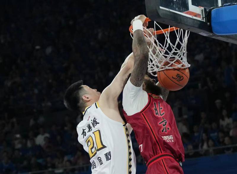 皇冠信用平台出租出售_CBA总决赛｜限制不住布朗+末节崩盘 北汽男篮再度不敌广厦