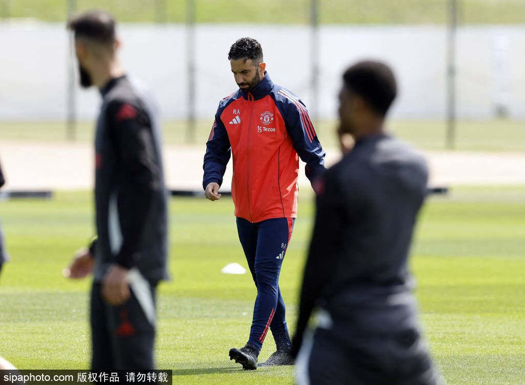 皇冠信用网账号申请_16vs17名皇冠信用网账号申请！欧联决赛定生死？曼联阿莫林与热刺波帅的“冰与火之歌”！