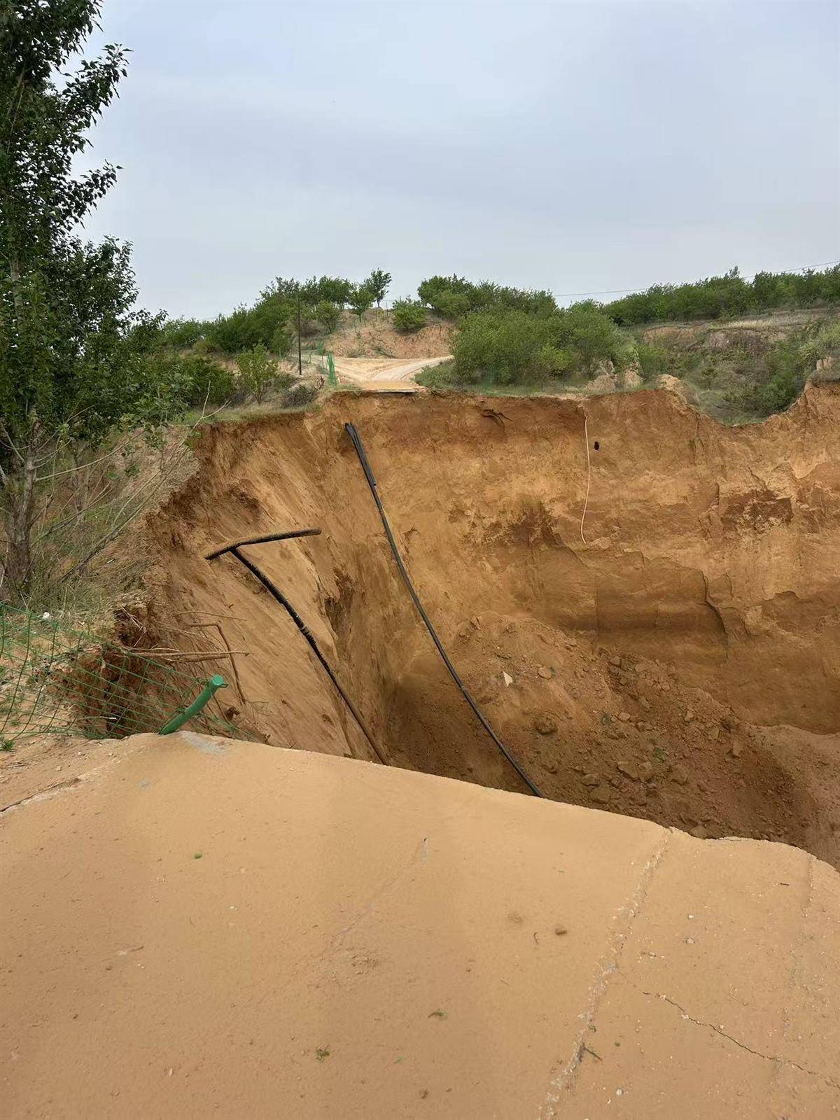 皇冠信用网出租_内蒙古一地塌陷形成巨大“天坑”皇冠信用网出租，坑底不断往外喷土，专家分析系“砂涌”，当地政府人员：具体原因正在调查