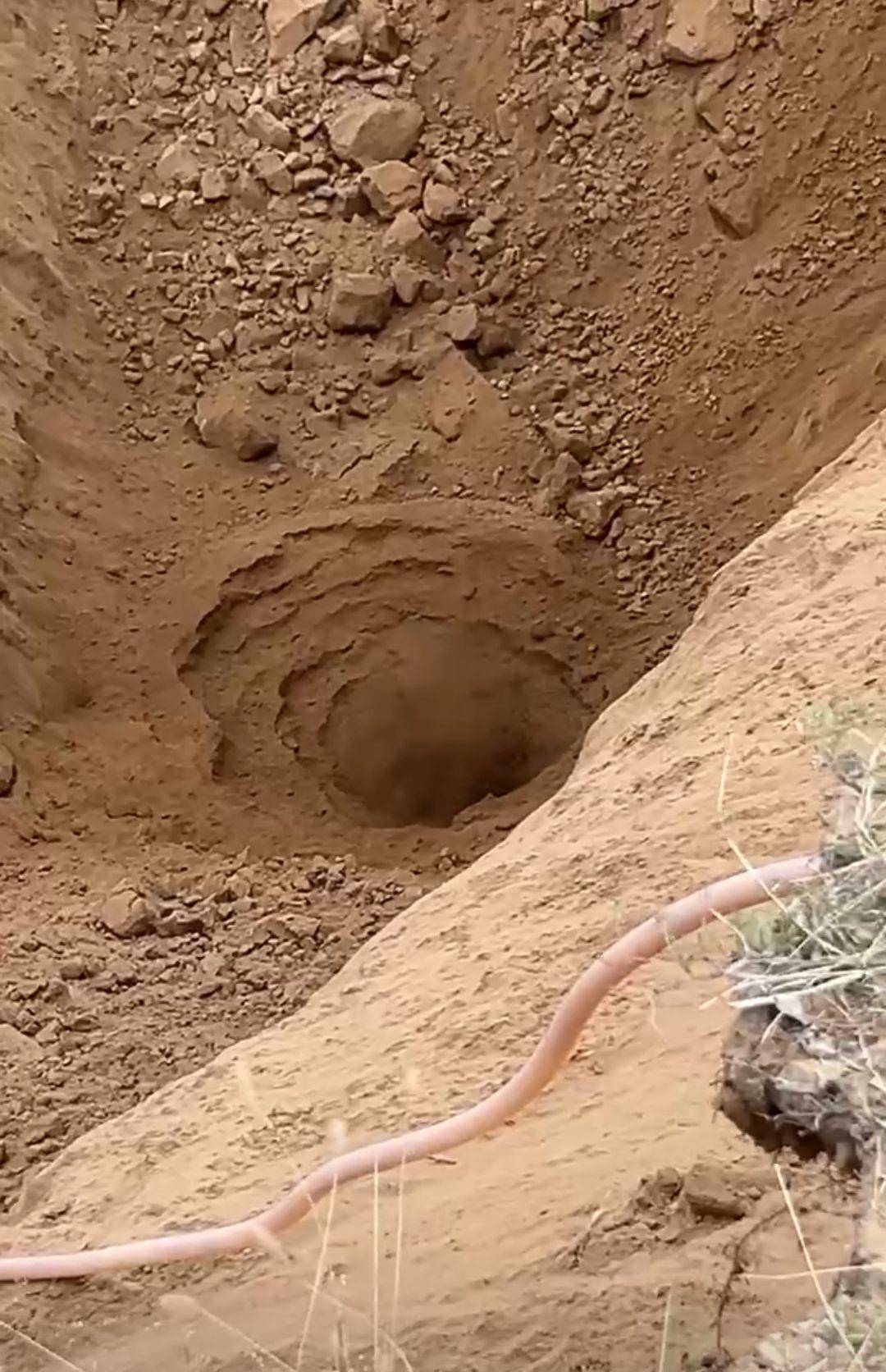 皇冠信用网出租_内蒙古一地塌陷形成巨大“天坑”皇冠信用网出租，坑底不断往外喷土，专家分析系“砂涌”，当地政府人员：具体原因正在调查