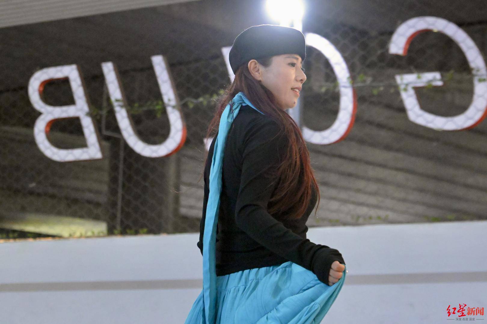 信用网皇冠申请注册_50岁刘阿姨在成都逆风翻盘：从多次病危信用网皇冠申请注册，到滑板“少女”