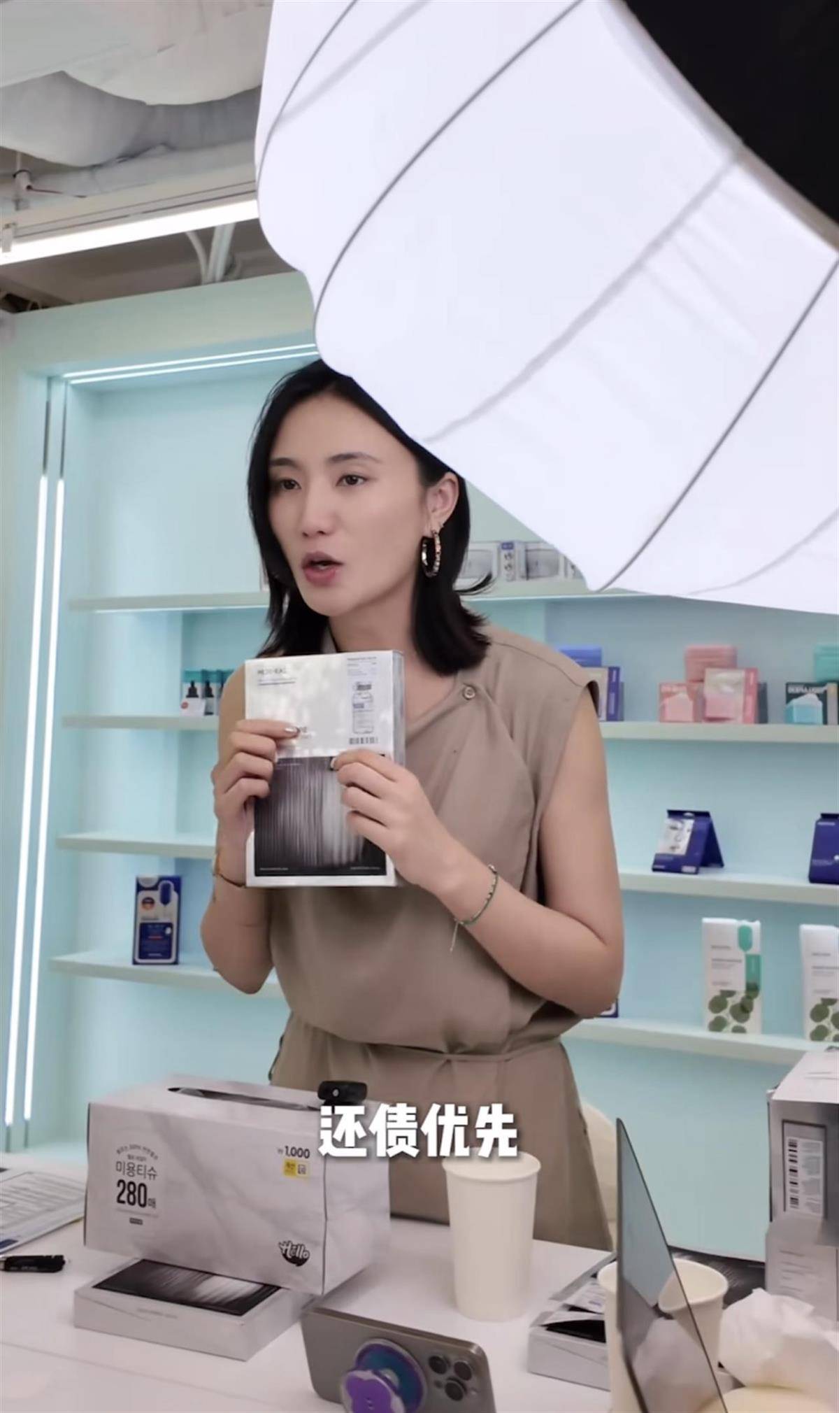 皇冠信用网会员如何注册_李亚鹏又离婚了？妻子发视频回应：没离皇冠信用网会员如何注册，正在一起努力还债