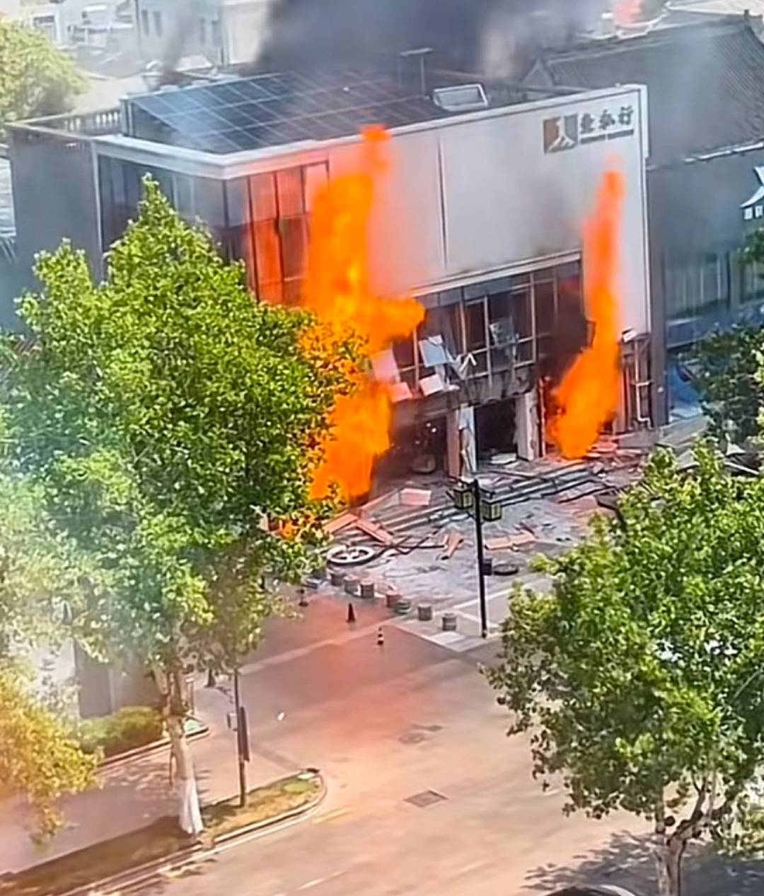 皇冠信用网在线注册_济南突发火灾致5人受伤1人失联皇冠信用网在线注册，附近商家称“广场晃动了一下”：有明显震动感