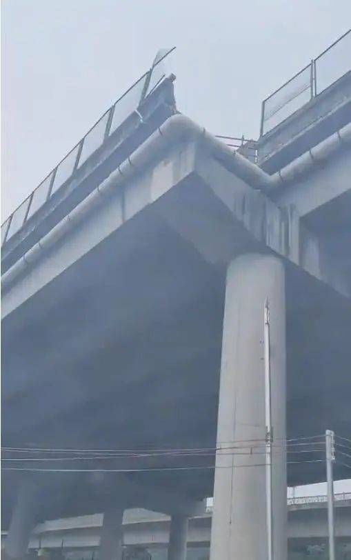 皇冠体育App下载_东莞一高架桥4车道变3车道致车辆坠落皇冠体育App下载？当地：是特大事故