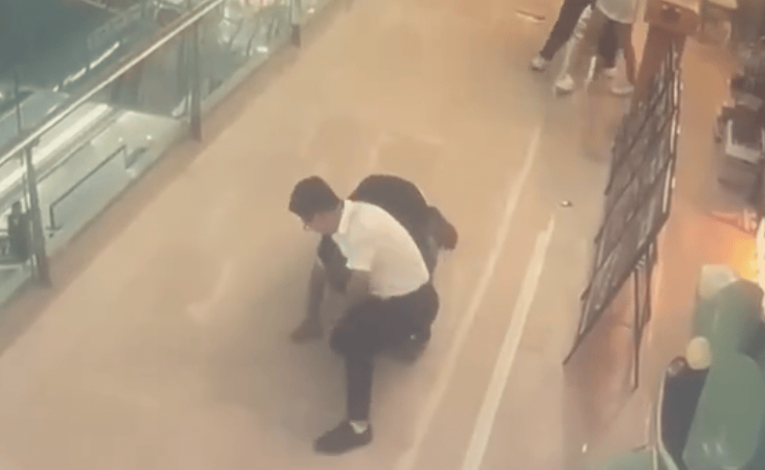 皇冠皇冠足球平台_襄阳女店员迎客时疑被路过男子伸手性骚扰皇冠皇冠足球平台，店长冲出第一时间制服，当地：男子已被行拘