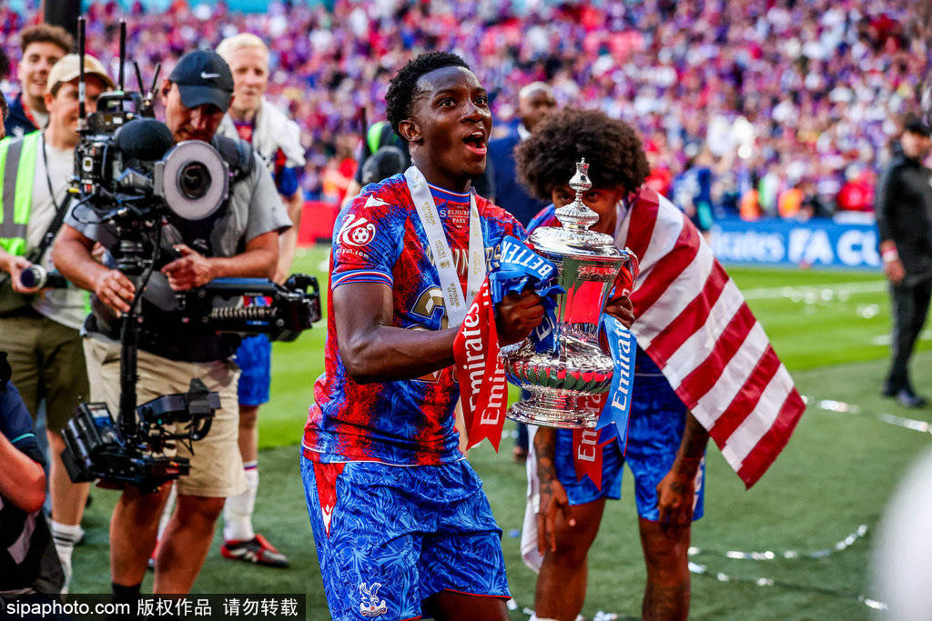 皇冠足球平台代理_揭秘曼联6800万镑豪购埃泽内幕：拜仁截胡？水晶宫王牌引爆夏窗皇冠足球平台代理！