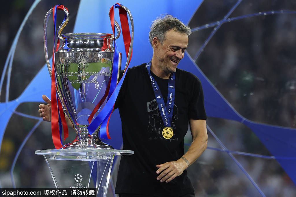 皇冠信用网怎么开户_泪目皇冠信用网怎么开户！恩里克穿印有女儿插旗图案的衣服 她在9岁时因病去世