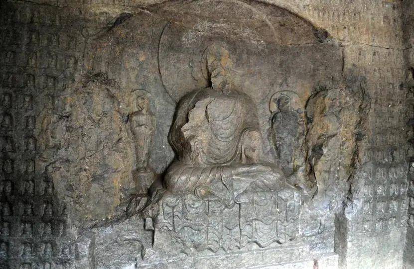 皇冠信用网_河南鹤壁一水库水位下降现千佛石窟皇冠信用网，开凿于东魏内有1043尊石佛，有佛像首部消失，水库管理方回应