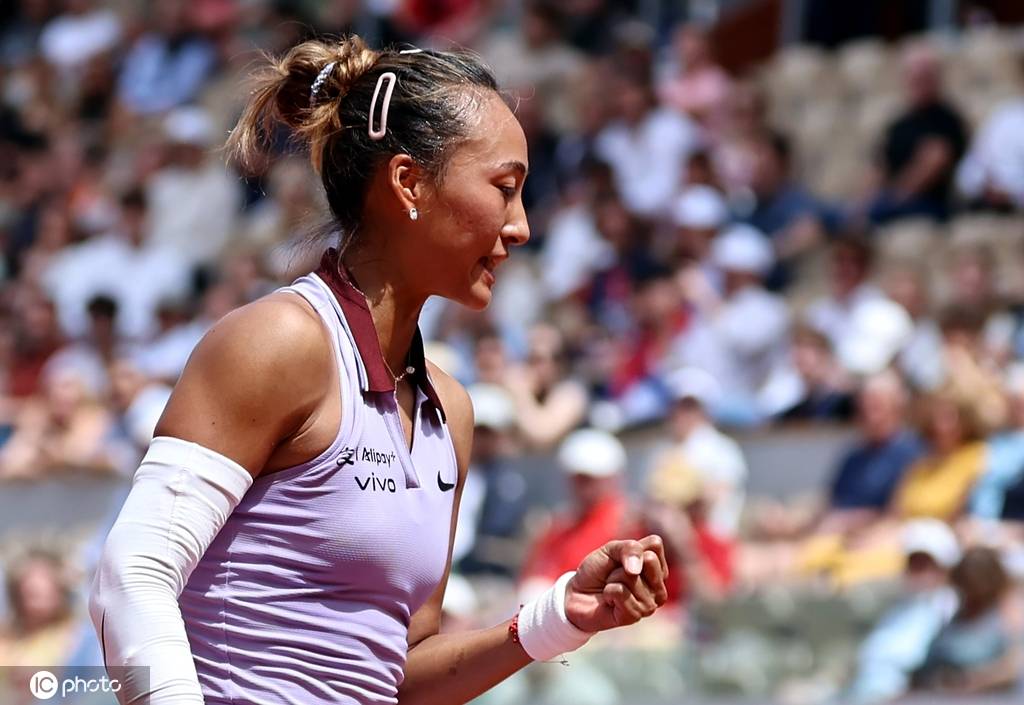 皇冠信用网申请_法网-郑钦文鏖战2-1萨姆索诺娃 首进八强刷新最佳战绩