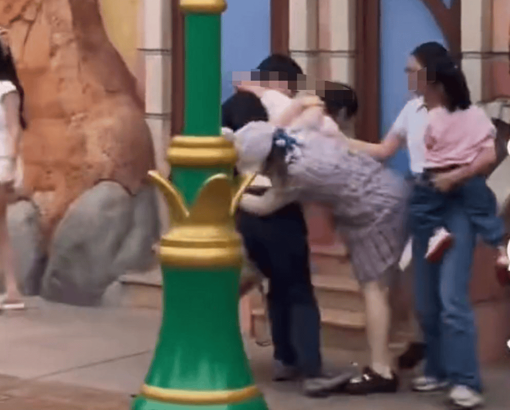 皇冠信用网注册_上海警方通报迪士尼打架事件：闫某某与女友在拍照时皇冠信用网注册，因刘某某夫妻的女儿进入拍摄画面，引发冲突