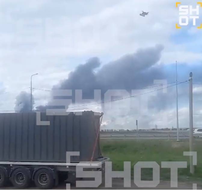 皇冠足球平台代理_画面流出！俄媒爆：俄民众爬上卡车顶部皇冠足球平台代理，试图用石头阻止乌无人机起飞