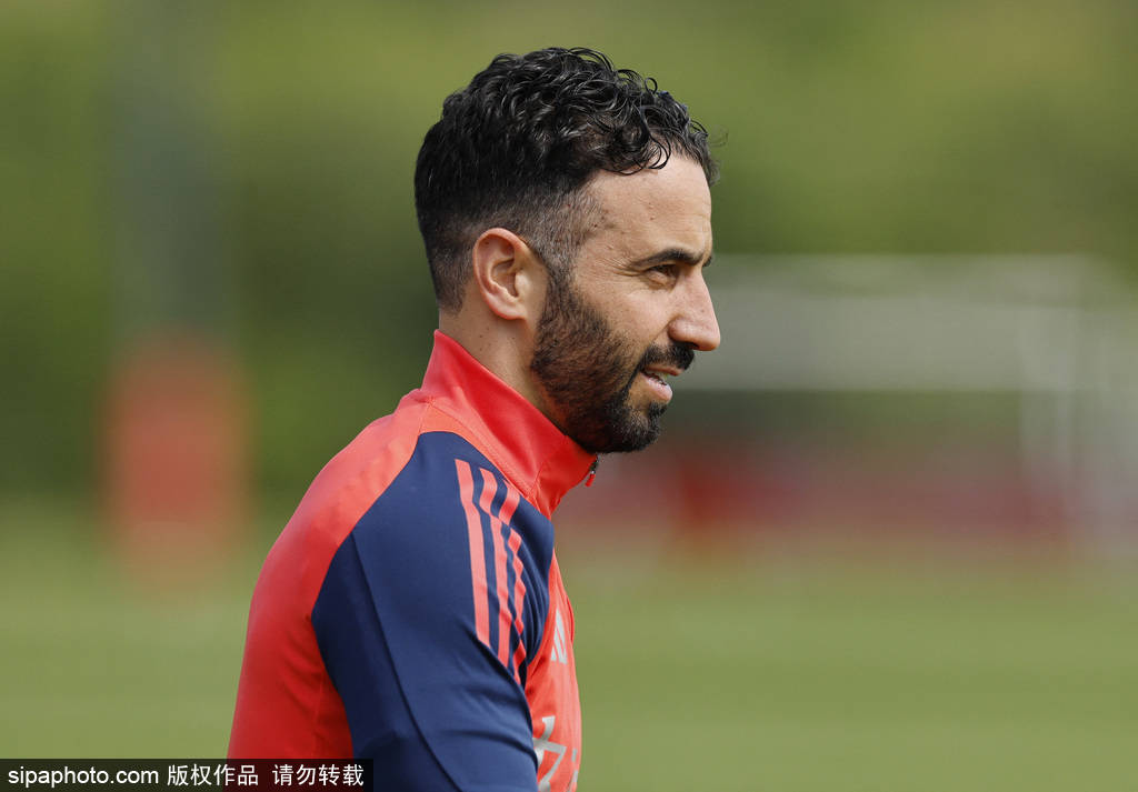 皇冠信用网出租_6800万镑！埃泽“豪言”震惊曼联皇冠信用网出租，阿莫林迎来复兴王牌？