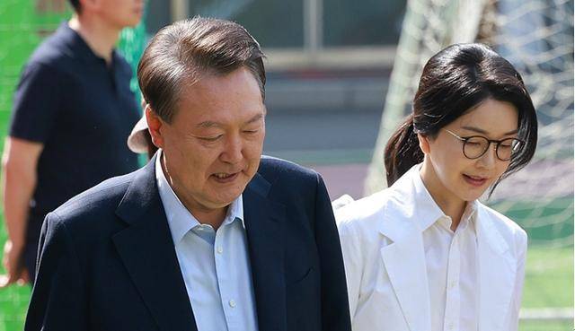 如何找当地皇冠代理_韩国大选正式投票开始如何找当地皇冠代理，尹锡悦夫妇现身投票站