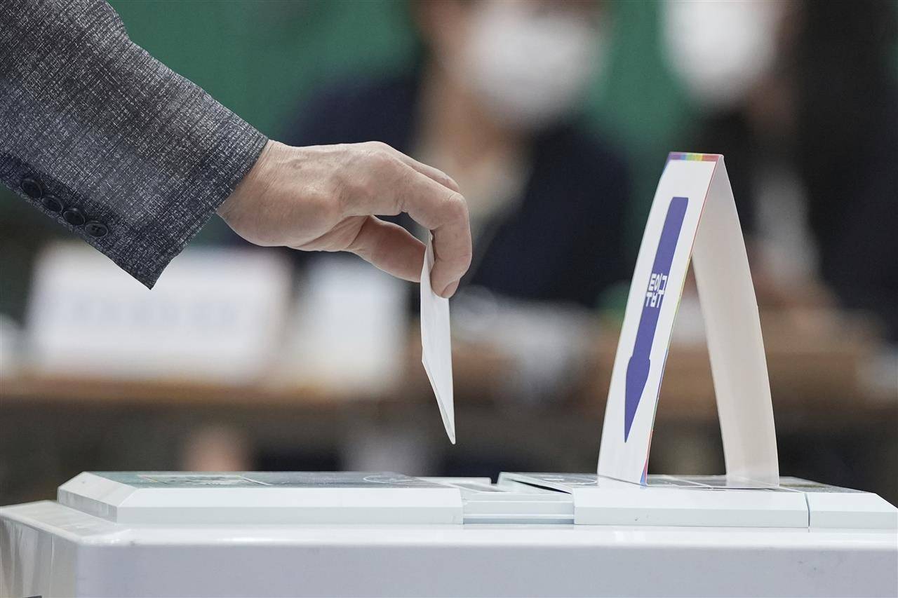 皇冠信用网_为拉票拼了！韩国73岁总统候选人表演跆拳道皇冠信用网，一个侧踢差点摔倒